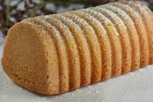 Mais(polenta)cake uit Varese bestrooid met poedersuiker.