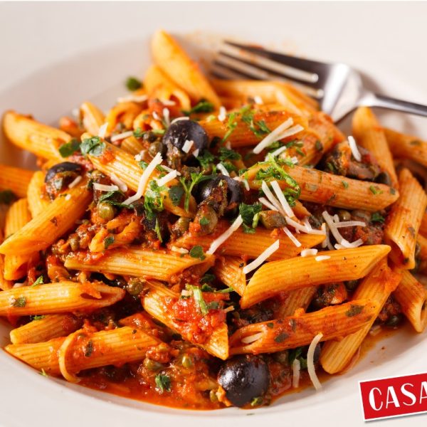 bord met penne puttanesca gemaakt met Casar tomaten.