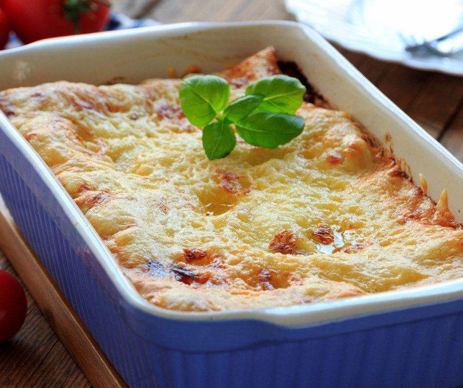 Foto van gegratineerde pasta van paccheri, tomatensaus en kaas.