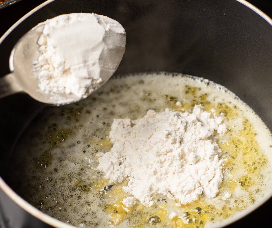 Roux maken: Smelt de boter in een pan op middelhoog vuur. Voeg de bloem toe en roer continu gedurende 1-2 minuten totdat het mengsel een licht gouden kleur heeft. Dit mengsel heet een roux.