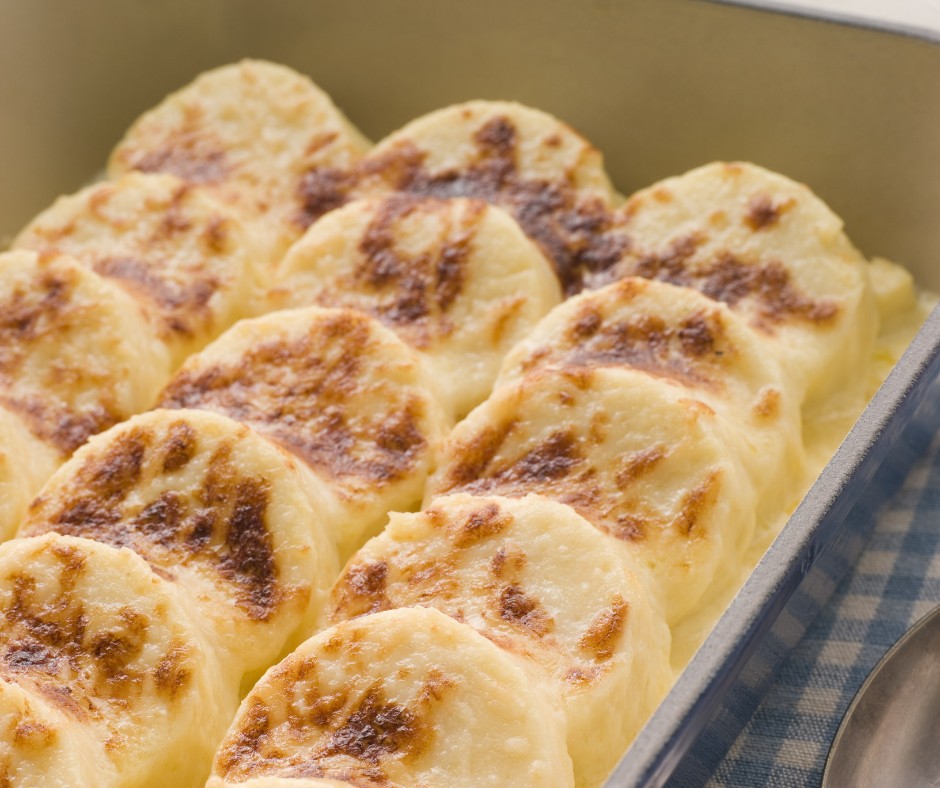 Gnocchi alla romana in ovenschaal met boter en Parmezaanse kaas.