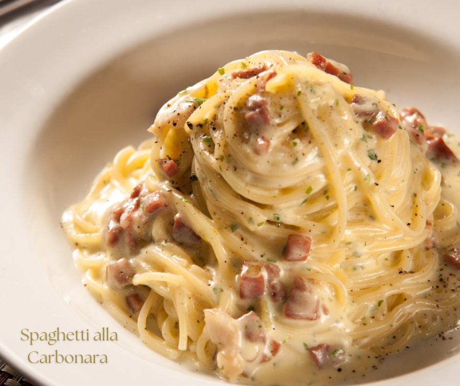 Bord met spaghetti alla Carbonara met guinciale.